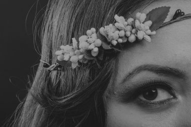 Bir çelenk içinde onun saç, siyah-beyaz fotoğraf ile güzel esmer