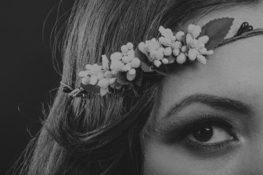 Bir çelenk içinde onun saç, siyah-beyaz fotoğraf ile güzel esmer