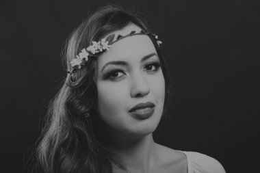 Bir çelenk içinde onun saç, siyah-beyaz fotoğraf ile güzel esmer