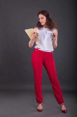 Karanlık bir arka plan tablete kızla