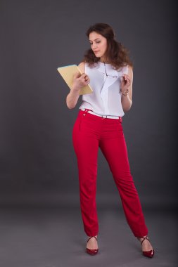 Karanlık bir arka plan tablete kızla