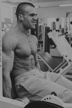 Spor salonunda vücut geliştirme eğitimi.