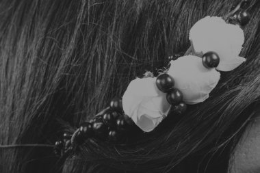 Bir çelenk içinde onun saç, siyah-beyaz fotoğraf ile güzel esmer