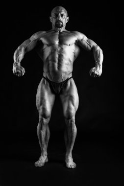 Siyah büyük vücut geliştirmeci