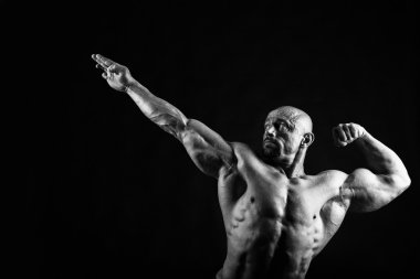 Siyah büyük vücut geliştirmeci