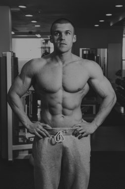 Spor salonunda vücut geliştirme eğitimi.