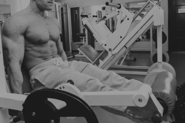 Spor salonunda vücut geliştirme eğitimi.