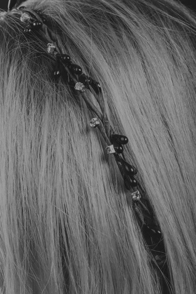 Wreath in hair. Black and white photo — Stock Photo, Image