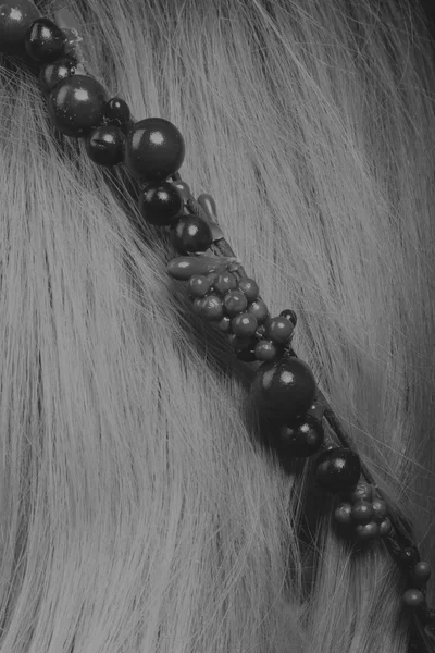 Στεφάνι στα μαλλιά. Μαύρο και άσπρο φωτογραφία — Φωτογραφία Αρχείου