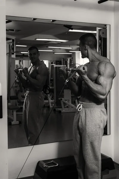 Bodybuilder στο γυμναστήριο — Φωτογραφία Αρχείου
