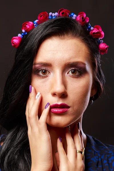 Portrait of a beautiful girl in a wreath — Stock Photo, Image