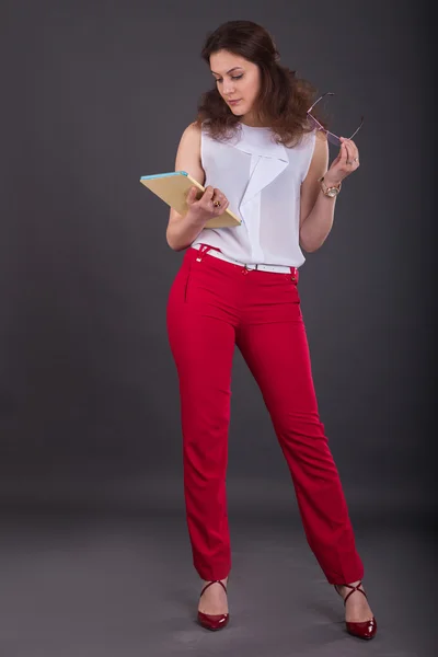 Beautiful, young business woman with tablet — Stock Photo, Image