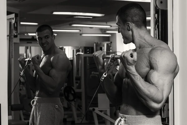 Culturista en el gimnasio —  Fotos de Stock