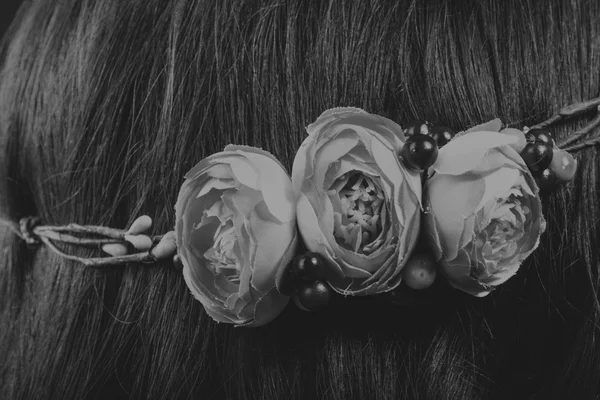 Portrait noir et blanc d'une belle fille dans une couronne — Photo
