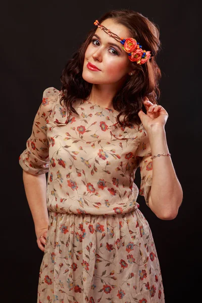 Retrato de uma menina bonita em uma grinalda — Fotografia de Stock