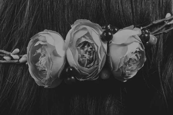 Retrato en blanco y negro de una hermosa niña en una corona — Foto de Stock