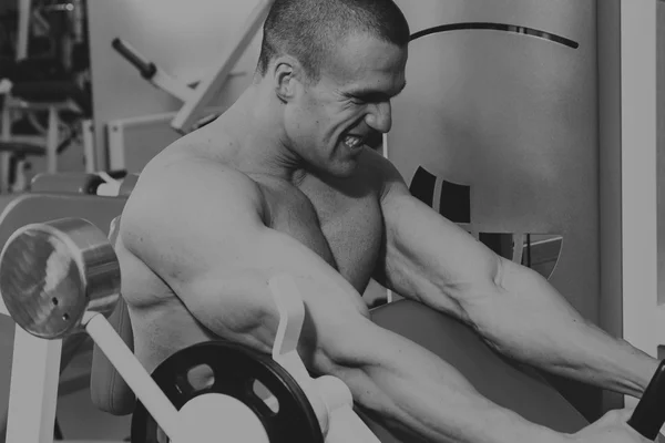 Αθλητικές δραστηριότητες στο γυμναστήριο. Ισχυρός άνδρας κάνει ασκήσεις — Φωτογραφία Αρχείου