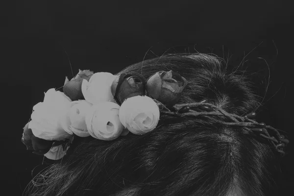 Fekete-fehér portré egy gyönyörű lányról koszorúban — Stock Fotó