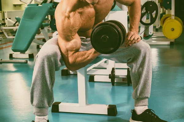 Culturista en el gimnasio —  Fotos de Stock