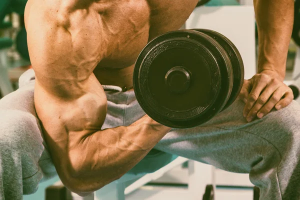 Bodybuilder in the gym — Stock Photo, Image