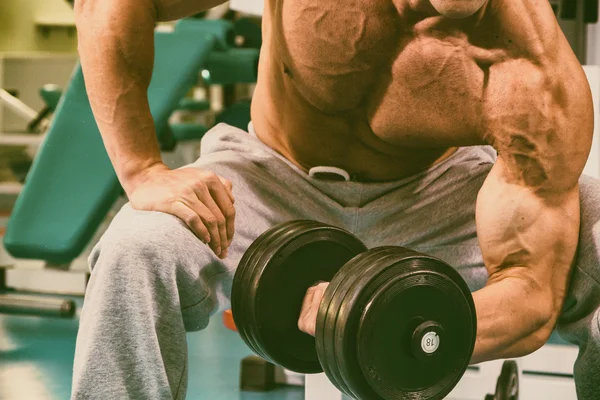 Culturista en el gimnasio — Foto de Stock