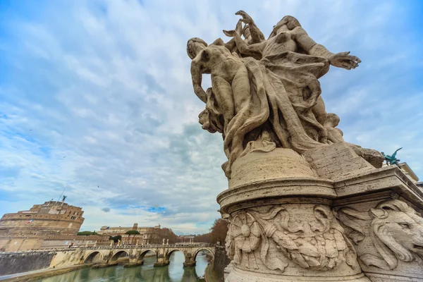 Widok na rzekę Tyber i most w Rzymie — Zdjęcie stockowe