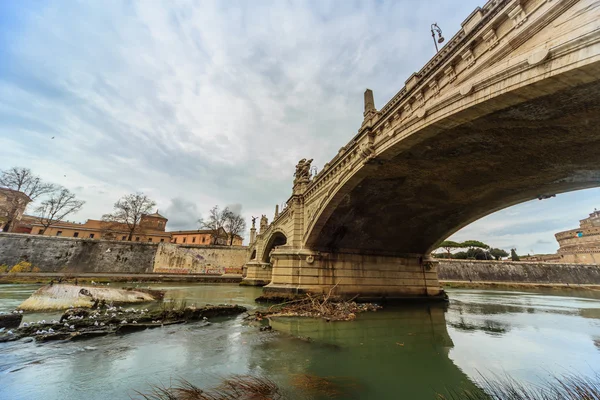 Vista del río Tíber y del puente en Roma — Foto de Stock