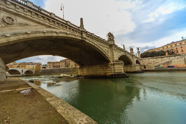 Vue sur le Tibre et le Pont de Rome — Photo