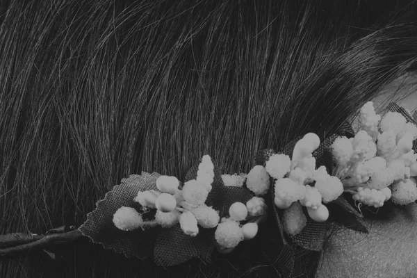 Morena bonita com uma coroa de flores no cabelo, foto em preto e branco — Fotografia de Stock