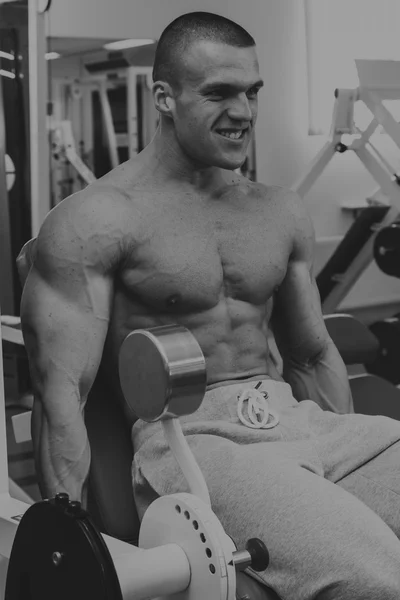 Bodybuilder träning i gymmet — Stockfoto