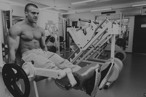 Bodybuilder träning i gymmet — Stockfoto