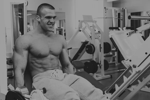 Bodybuilder entraînement dans la salle de gym — Photo