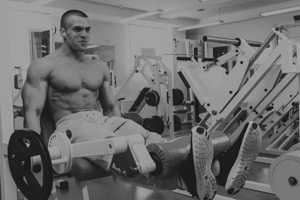 Spor salonunda vücut geliştirme eğitimi. — Stok fotoğraf