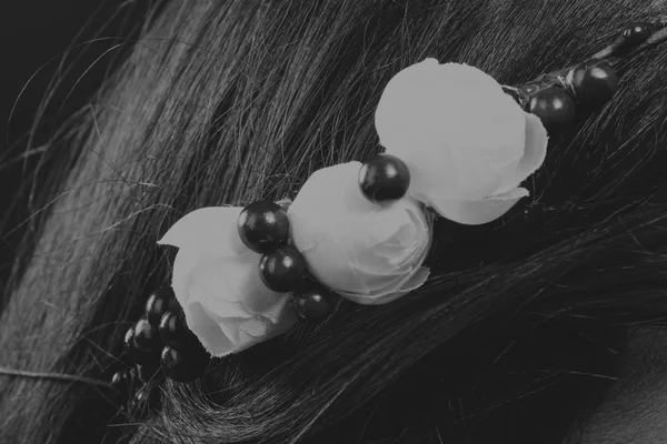 Pretty brunette with a wreath in her hair, black-and-white photo — Stock Photo, Image