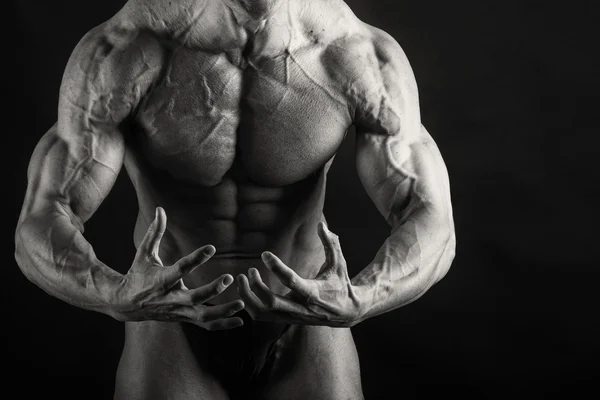 Reliëf bodybuilder op een zwarte achtergrond — Stockfoto