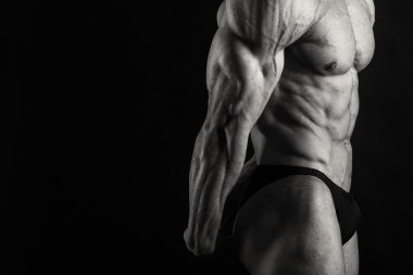 Siyah bir zemin üzerine kabartma vücut geliştirmeci