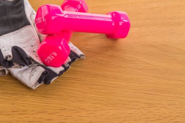 Dumbbell ve eldiven masada