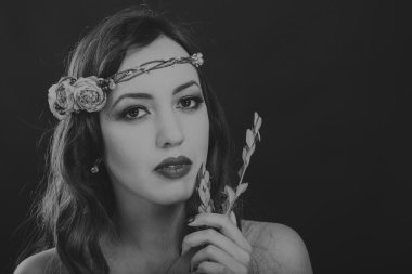 Karanlık bir arka plan üzerinde güzel, gizemli, şirin esmer. Siyah ve beyaz fotoğraf güzel gizemli esmer.