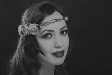 Karanlık bir arka plan üzerinde güzel, gizemli, şirin esmer. Siyah ve beyaz fotoğraf güzel gizemli esmer.