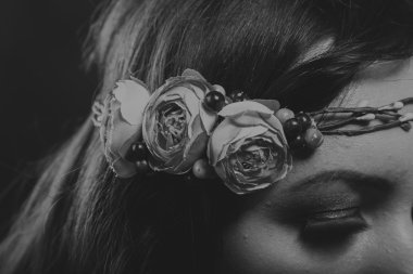 Karanlık bir arka plan üzerinde güzel, gizemli, şirin esmer. Siyah ve beyaz fotoğraf güzel gizemli esmer.