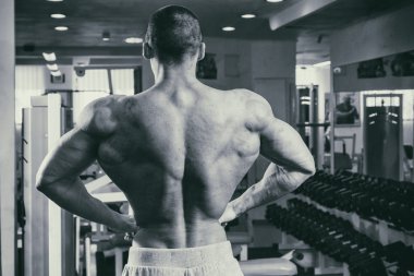 Jimnastik salonu kas vücut geliştirmeci