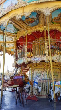 Muhteşem güzel atlıkarınca. Çocuk eğlence, eğlence.