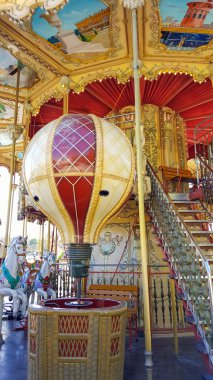 Muhteşem güzel atlıkarınca. Çocuk eğlence, eğlence.