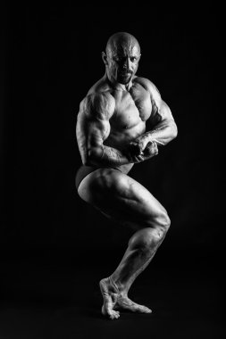 Siyah acımasız vücut geliştirmeci