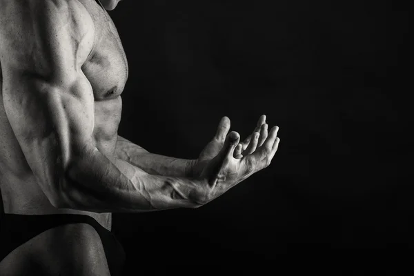Geprägter Bodybuilder auf schwarzem Hintergrund — Stockfoto