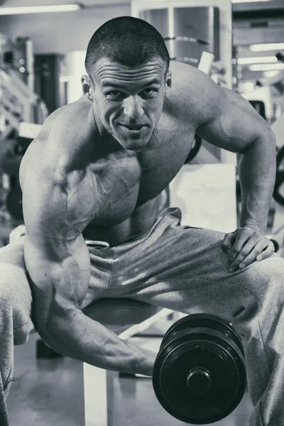 Proceso de entrenamiento de hombres en el gimnasio —  Fotos de Stock