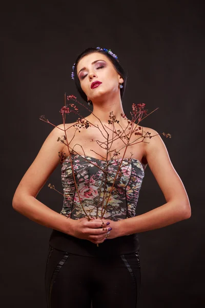 Ein Mädchen in einem kurzen Rock auf hellem Hintergrund. schöne junge Frau. schönes professionelles Make-up. — Stockfoto