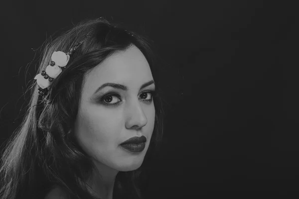 Beautiful, mysterious, cute brunette on a dark background. Black and white photo Beautiful mysterious brunette. — Stock Photo, Image