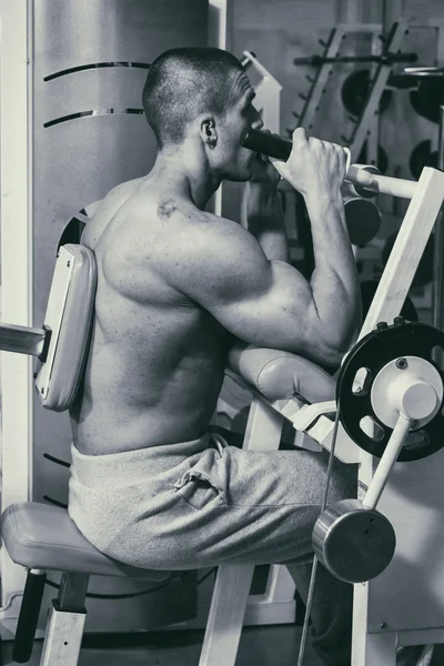 Muscular fisiculturista no ginásio — Fotografia de Stock