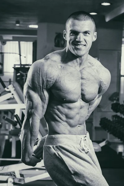 Muskulös bodybuilder i gymmet — Stockfoto